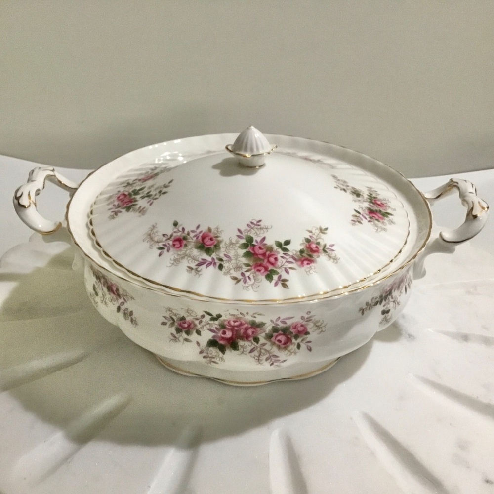 💗Vintage RARE Royal Albert Lavender Rose large covered serving dish💗
